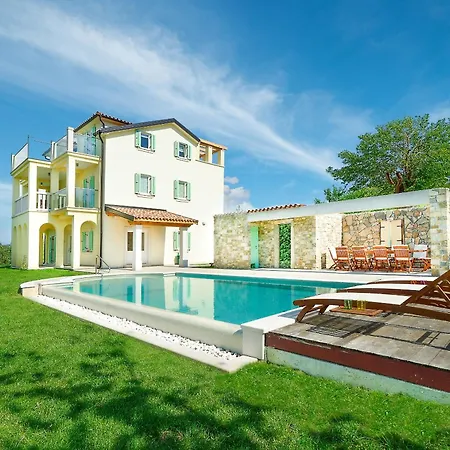 Demetra Mit Infinity Pool Und Billiard *