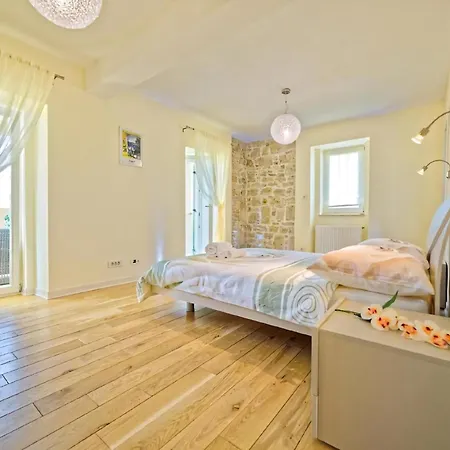 Holiday home Demetra Mit Infinity Pool Und Billiard