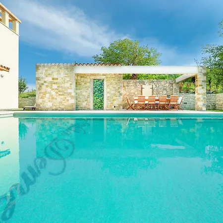 Demetra Mit Infinity Pool Und Billiard Motovun