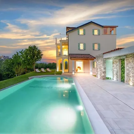 Demetra Mit Infinity Pool Und Billiard * Motovun
